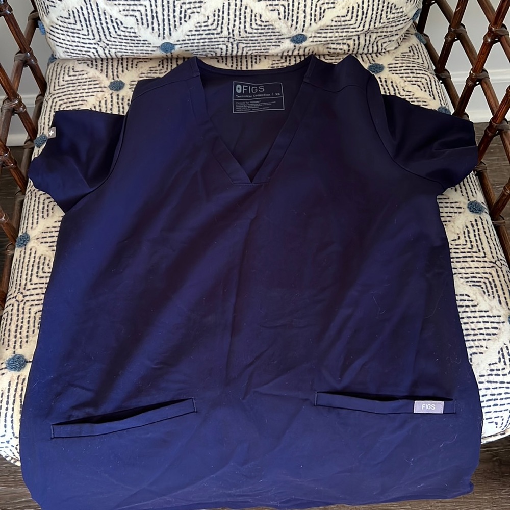 Figs shirtsleeve top. Navy xs with front pockets